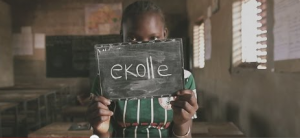 Le clip réalisé par Fabrice Ravier montre des enfants d'une école de Genève et une autre du Burkina-Faso