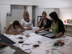Quelques participantes au "Festival de la formation" ayant suivi un cours de "créatrices de vêtements" à l'école Couture et design Addabbo, à Montreux. A droite, la formatrice, Rosa Addabbo