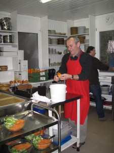 Albert Grob, préparant les salades du réfectoire.